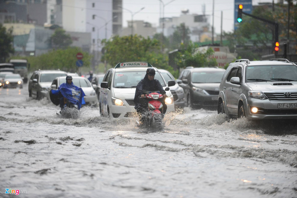 Nhiều tuyến đường Sài Gòn ngập nặng, xe chết máy hàng loạt